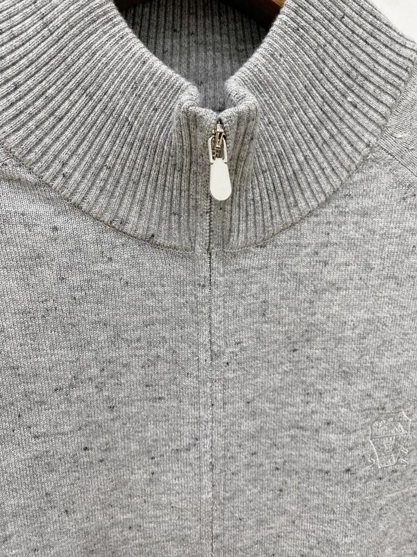 BC Classic is an old-money, gentlemanly and elegant style. The Classic zipper cardigan and woolen sweater are outlined in lines. There are always some items that can transcend seasons and trends and become eternal Classic. The top-quality wool fabrics are selected to bring you just the right wearing experience in the warm sunshine of autumn and winter. The classic zipper stand collar design is simple yet stylish, showing men's unique sophistication and charm. It adds a touch of bright color to the whole, highlighting the wearer's unique taste. And the unique line design not only modifies the body shape, but also adds elegance and calmness. Every detail, every stitch and every detail has been carefully crafted to ensure excellent quality and durability! Sizes: M-3XL (48-56) 9278C 00